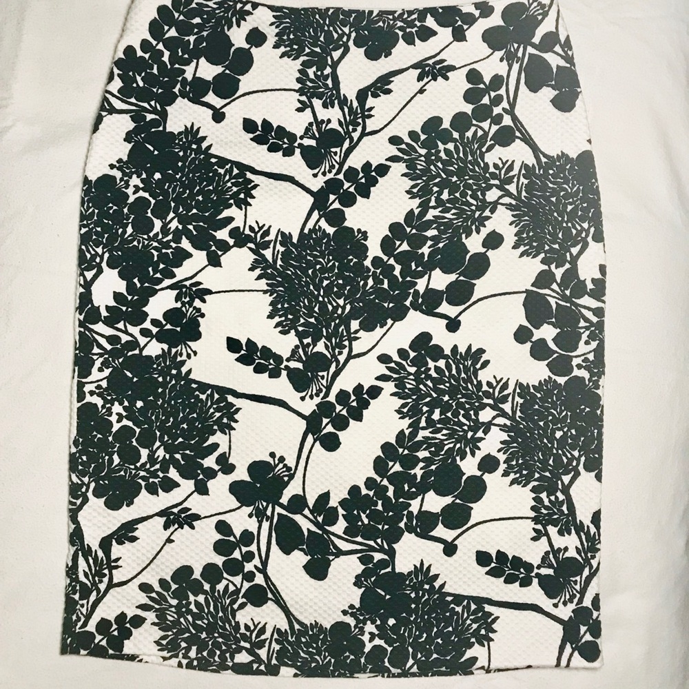 Black and white Talbots pencil skirt size 4